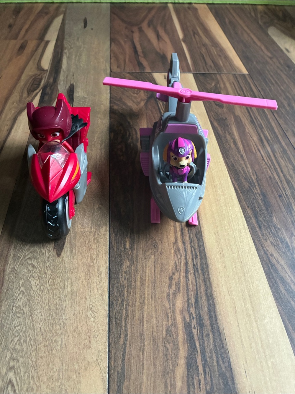 Red Owlet and Paw Patrol Sky- Figure & Vehicles